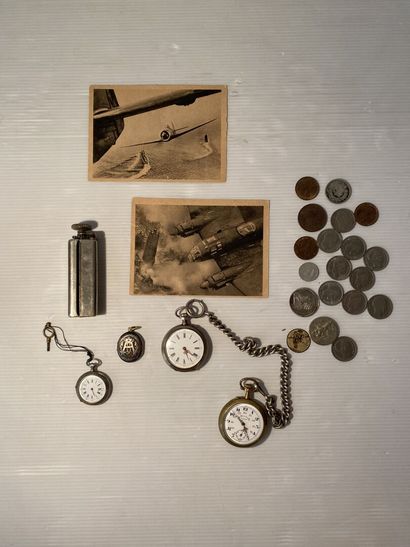Lot including a cigarette roll, two postcards...