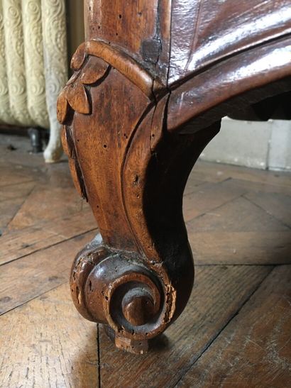 Commode en bois mouluré et sculptée estampillée...