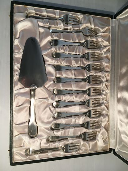 Silver plated cake set with a staple.

12...