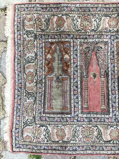 PERSIA, 20th century

Wool carpet with minbar...
