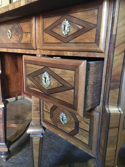 Bureau Mazarin en placage de bois fruitier,...