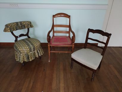 Lot comprenant un fauteuil en bois naturel,...