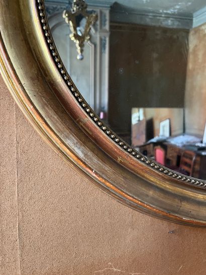 Miroir ovale, cadre en bois doré.

72 x 86...