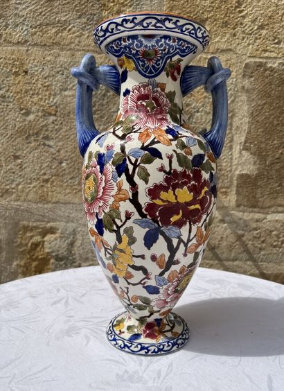 GIEN XXth century

Peonies vase

H. 40 c...