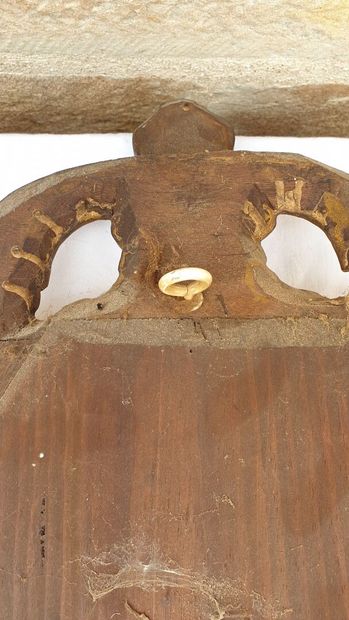 Une paire d'appliques en bois doré, Italie...