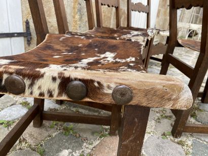 Huit chaises en bois naturel de style Louis...