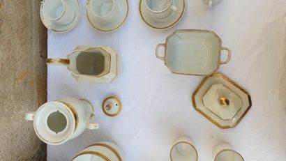 Service en porcelaine blanche dorée de Limoges,...
