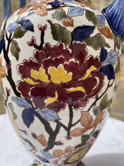 GIEN XXth century

Peonies vase

H. 40 c...