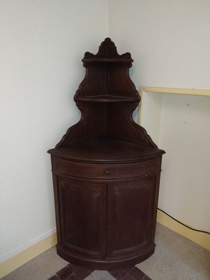 Encoignure en chêne mouluré sculpté, XIXe...