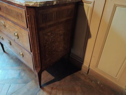 Commode en marqueterie de bois de bout, travail...