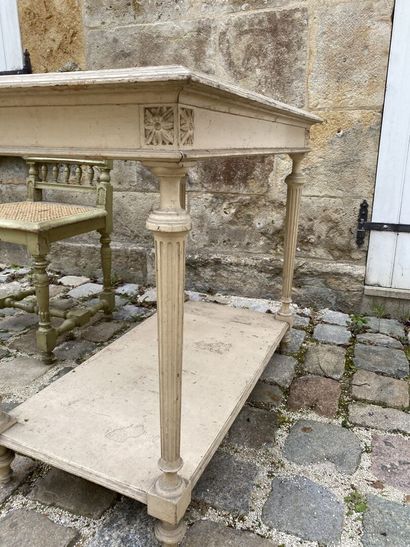 Deux chaises en bois laqué et canné, style...