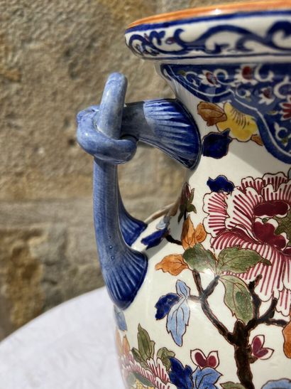 GIEN XXth century

Peonies vase

H. 40 c...