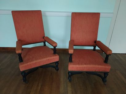 Paire de fauteuils en bois noirci d'époque...