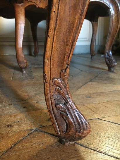 Suite de six fauteuils en bois mouluré et...