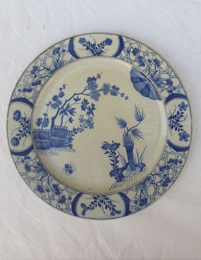 Cinq assiettes, service Japon, Creil et Montereau.

D....