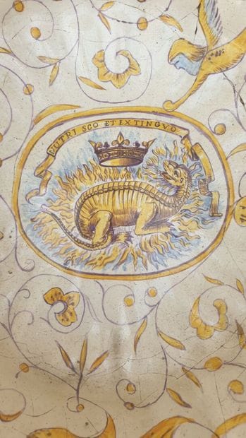 Plat en faïence émaillée dans le gout de...