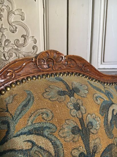 Suite de six fauteuils en bois mouluré et...