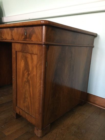 Bureau plat en acajou et placage d'acajou,...