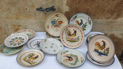 Lot de 16 assiettes en faïence, majoritairement...