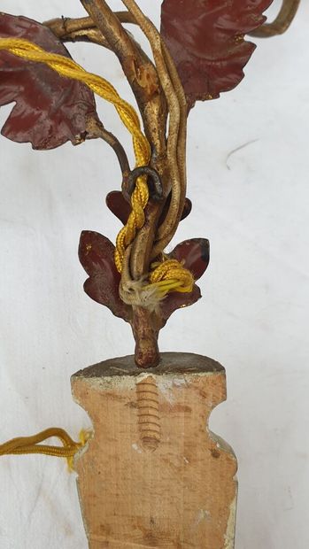 Paire d'appliques en tôle et bois, style...