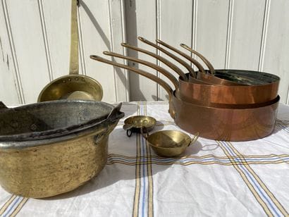 Lot of brassware including a set of pans,...