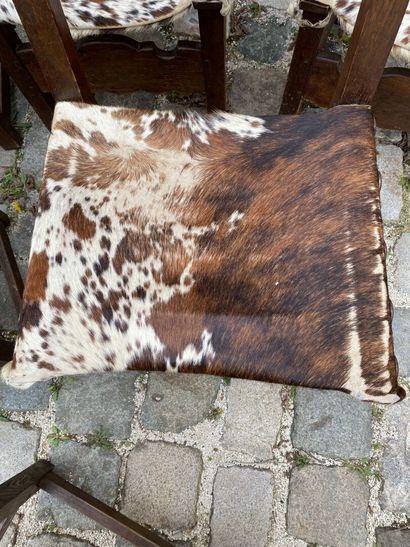 Huit chaises en bois naturel de style Louis...