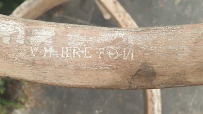 Deux fauteuils et une chaise estampillée...