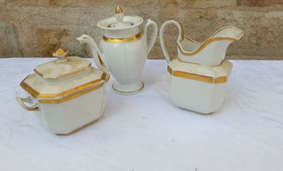 Service en porcelaine blanche dorée de Limoges,...