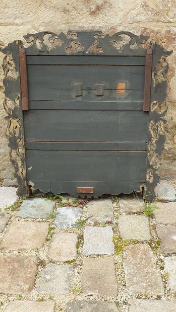 Etagère d'applique en bois sculpté et laqué,...