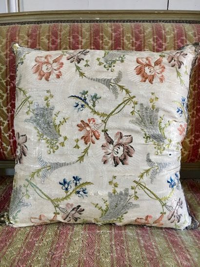 Coussin en damas de soie à décor floral 

Epoque...