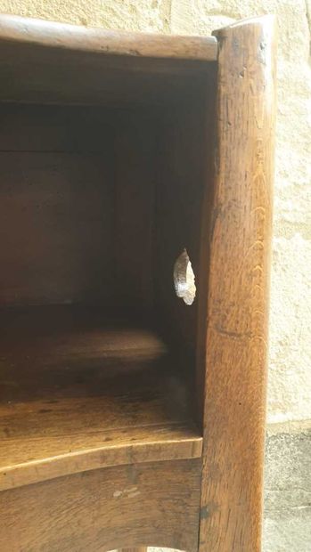 Table de chevet en chêne, d'époque Louis...