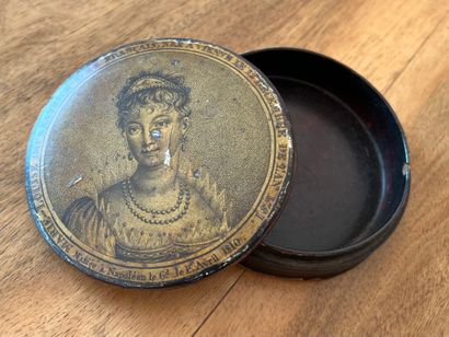 Small round box in lacquered wood from the...