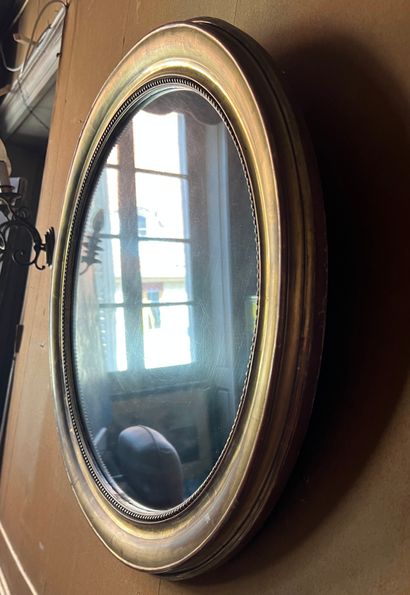 Miroir ovale, cadre en bois doré.

72 x 86...