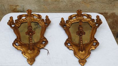 Une paire d'appliques en bois doré, Italie...