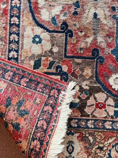ORIENT 

Wool carpet with polychrome decoration

258...