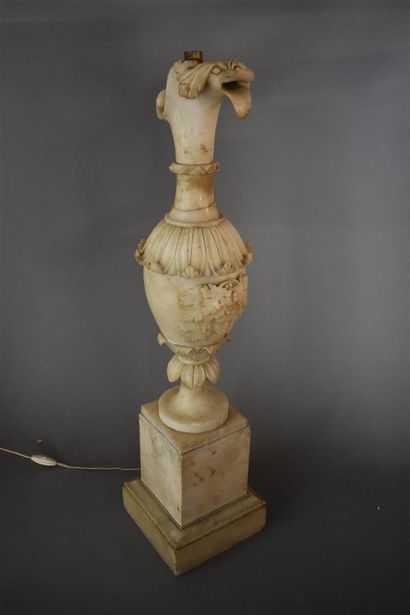 AIGUIERE en albâtre, fin du XIXe siècle

À...