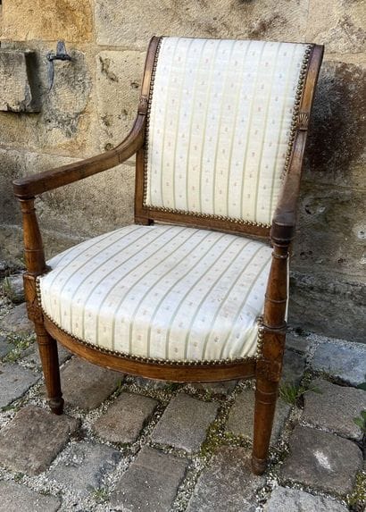Fauteuil directoire en bois naturel

A dossier...