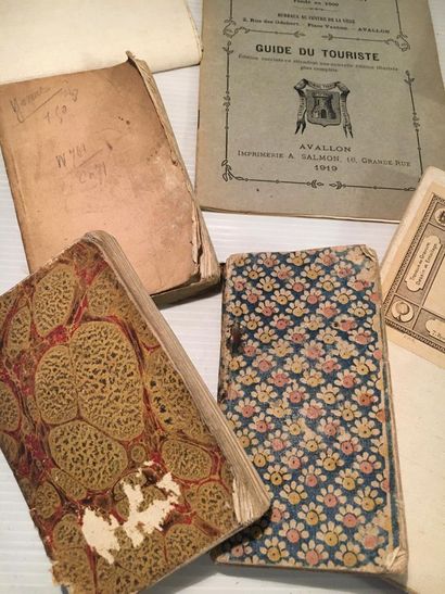 
Set of Burgundy cards including: 




-...