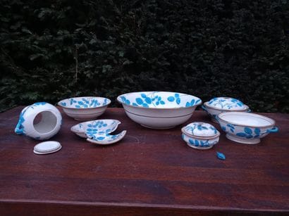 Enameled earthenware toiletry set, XXth century.

With...