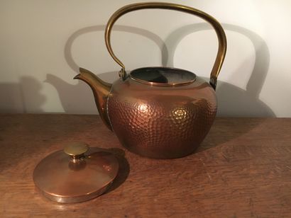 Tinned copper kettle, 20th century

H. 24...