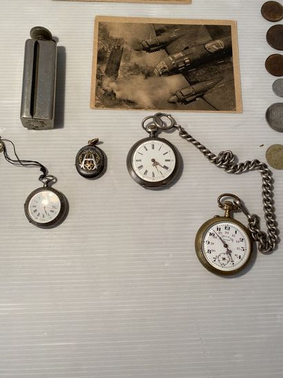 Lot including a cigarette roll, two postcards...