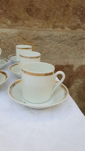 Service en porcelaine blanche dorée de Limoges,...