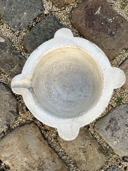 White marble mortar from Carrara

H.22, D.15...