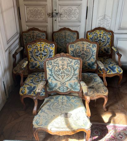 Suite de six fauteuils en bois mouluré et...