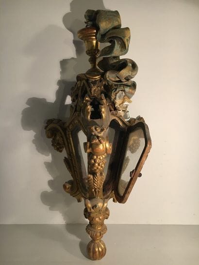 Lanterne en bois sculpté ajouré et doré,...