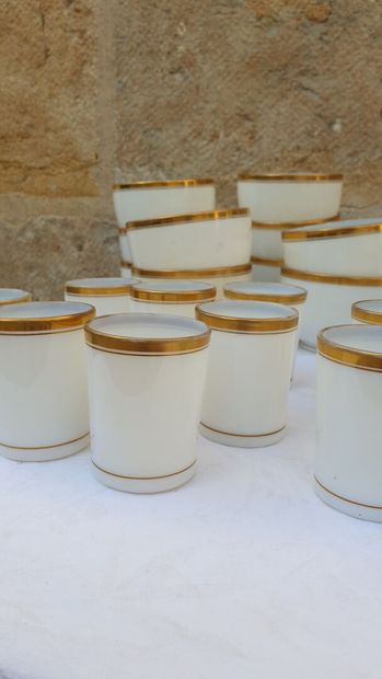 Service en porcelaine blanche dorée de Limoges,...