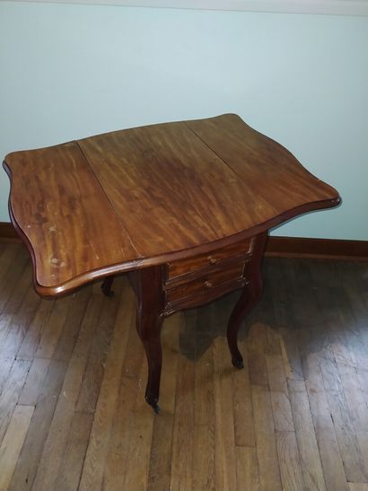 Table travailleuse en acajou et placage d'acajou,...