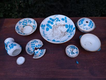 Enameled earthenware toiletry set, XXth century.

With...