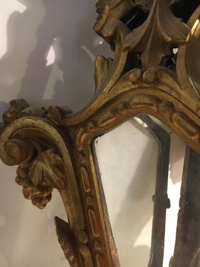Lanterne en bois sculpté ajouré et doré,...