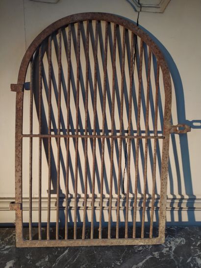 Iron niche grill, 19th century

65 x 43 ...